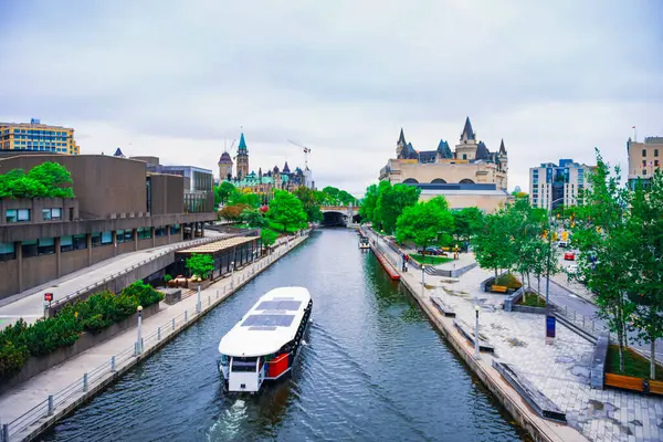 Baharda Ottawa, Kanada şehir merkezi manzarası