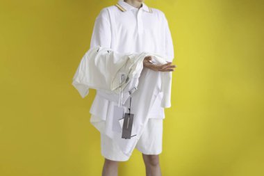 Adam yeni şık kıyafetler alıyor, erkek izni, satış.