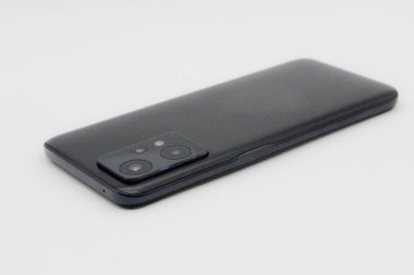 beyaz zemin üzerinde hareket eden acımak telefon