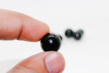 Beyaz arkaplanda izole edilmiş cam misketler