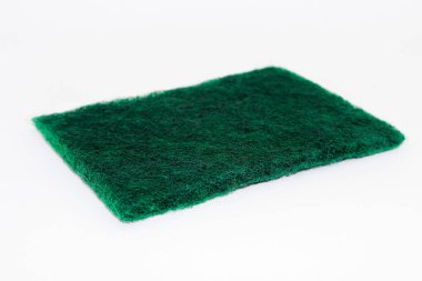 Beyaz arka planda izole edilmiş ince lifli yeşil el fırçası