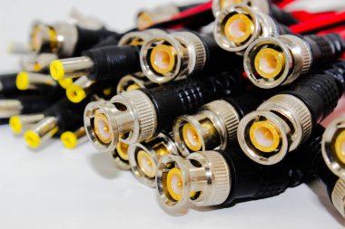 Beyaz arkaplanda izole edilmiş bakır kablo ile CCTV kablo BNC Bağlantısı