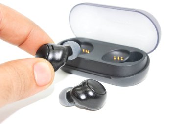 Kablosuz kulaklıklar beyaz arkaplanda izole edildi