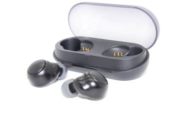 Kablosuz kulaklıklar beyaz arkaplanda izole edildi