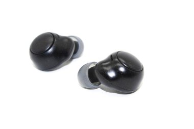 Kablosuz kulaklıklar beyaz arkaplanda izole edildi