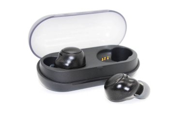 Kablosuz kulaklıklar beyaz arkaplanda izole edildi