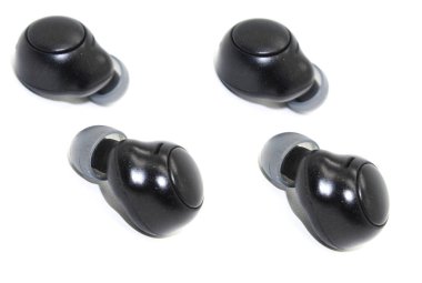 Kablosuz kulaklıklar beyaz arkaplanda izole edildi