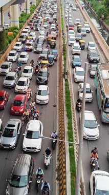 Utter pardesh, Hindistan - trafik, 18 Temmuz 2024 Noida 'da otoyolda arabalarla çekilmiş bir fotoğraf.