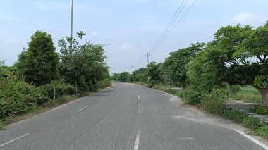 Seçici odaklı boş bir yolun resmi