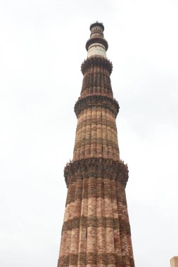 Delhi, Hindistan - Tarihi anıtlar Qutub Minar 15 Ağustos 2024