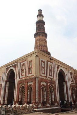 Delhi, Hindistan - Tarihi anıtlar Qutub Minar 15 Ağustos 2024