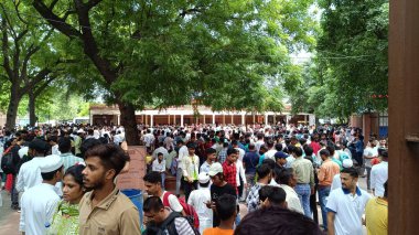 Delhi, Hindistan - Bilet gişesinde kalabalık 15 Ağustos 2024