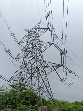 Noida 'daki yüksek voltajlı elektrik kulesinin resmi.