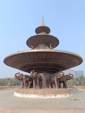 Noida, India- Fil heykelleri açık havuz, Fil heykelleri fıskiyesi fıskiyesi açık alan, Noida 21 Aralık 2024