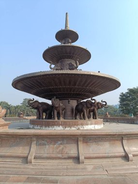 Noida, India- Fil heykelleri açık havuz, Fil heykelleri fıskiyesi fıskiyesi açık alan, Noida 21 Aralık 2024