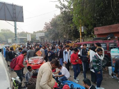Delhi, Hindistan - Pazar yerinde kalabalık, 22 Aralık 2024 'te delhi pazarında bir kalabalık resmi