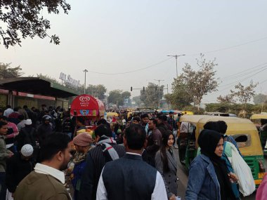Delhi, Hindistan - Pazar yerinde kalabalık, 22 Aralık 2024 'te delhi pazarında bir kalabalık resmi