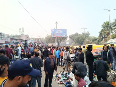 Delhi, Hindistan - Pazar yerinde kalabalık, 22 Aralık 2024 'te delhi pazarında bir kalabalık resmi