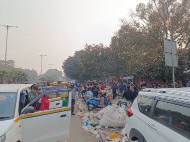Delhi, Hindistan - Pazar yerinde kalabalık, 22 Aralık 2024 'te delhi pazarında bir kalabalık resmi