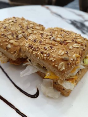 Seçici odaklı tabakta sandviçler