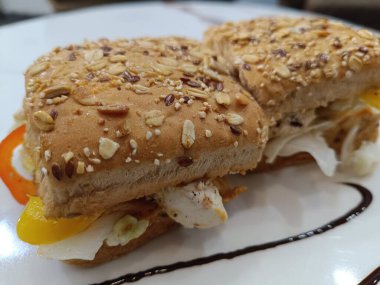 Seçici odaklı tabakta sandviçler