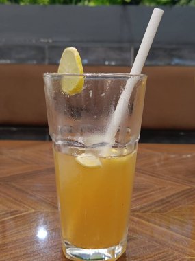 Seçici odaklı Nimbu masala içeceği