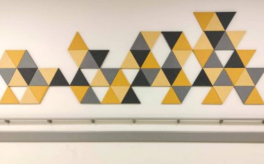Üzerinde geometrik şekiller olan bir duvar.
