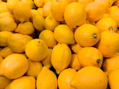 Piyasada doku ya da arka plan olarak bir sürü sarı limon var. Limon hasatı Sağlıklı ve vitaminli yiyecekler. Citrus meyveleri.