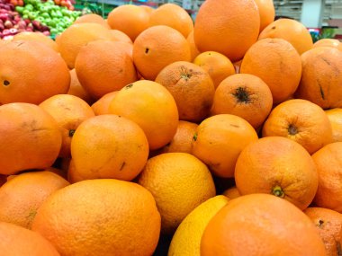 Piyasada bir sürü mandalina var. Taze turuncu bir arka plan. Turunçgillerden hasat.