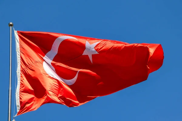Розмахування Турецьким Прапором Sky Background Прапор Зіркою Символом Півмісяця — стокове фото