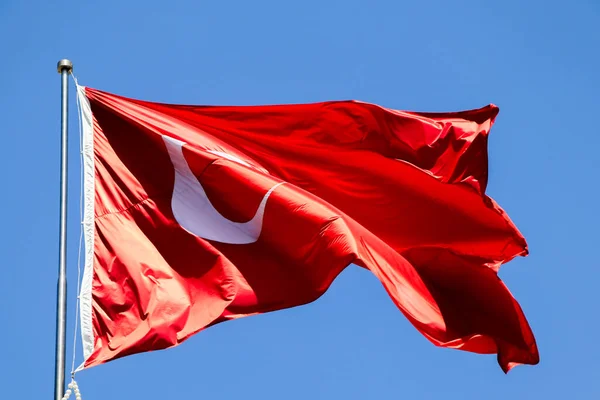 Размахивая Турецким Флагом Фон Неба Флаг Звездой Символом Полумесяца — стоковое фото