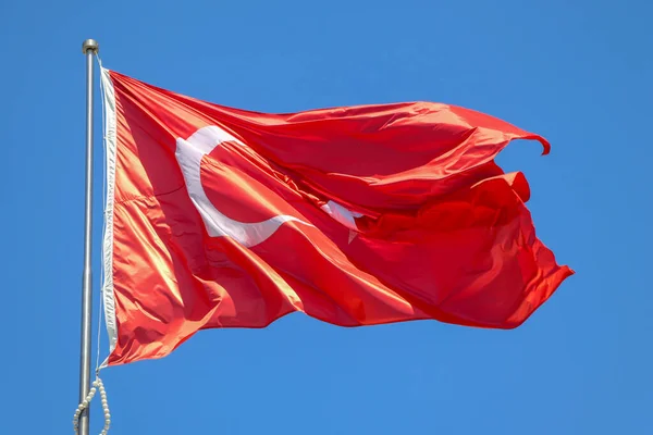 Türk Bayrağı Sallıyor Gökyüzü Arkaplanı Yıldız Hilal Sembollü Bayrak — Stok fotoğraf