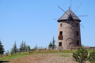 Yel değirmeni ve mavi gökyüzü. Hasat edilen yel değirmeni fotoğrafı