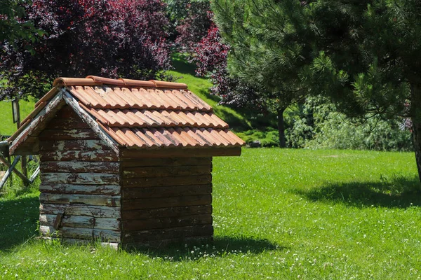 Chata Dla Zwierząt Drewnianych Kłód Nad Zieloną Trawą Drewniany Dom — Zdjęcie stockowe