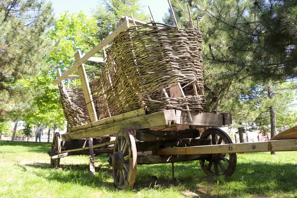 Starý Dřevěný Vozík Velkými Koly Statku Lesním Pozadím — Stock fotografie