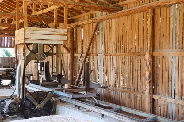 木工车间里的老锯木厂 — 图库照片