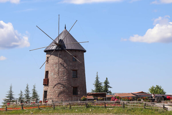 Ветряная мельница и голубое небо. Фото ветряной мельницы с урожаями