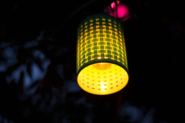 Kleurrijke Lantaarns Worden Nachts Opgehangen Tijdens Festiviteiten Decoratieve Verlichting Plaats — Stockfoto