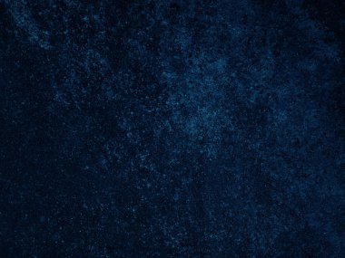 Grafik tasarımı veya duvar kağıdı için koyu sert beton duvar arka planı. Eski tarz, kirli, siyah ve mavi beton bir doku. Eski alçı zeminin gizemli ve korkunç bir yaşı var..