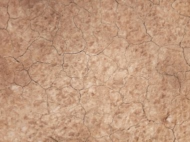 Zemin, kuraklık ve ölüm kavramına sahip arka plan veya grafik tasarımı için üst görünümde çatlaklar var..