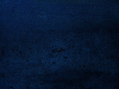 Grafik tasarımı veya duvar kağıdı için koyu sert beton duvar arka planı. Eski tarz, kirli, siyah ve mavi beton bir doku. Eski alçı zeminin gizemli ve korkunç bir yaşı var..