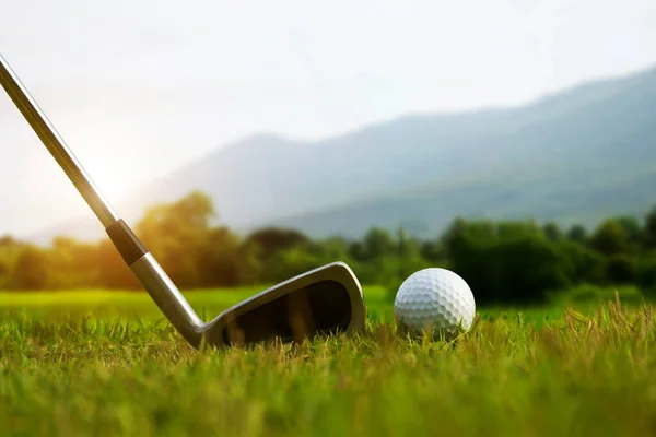 Clubes Golf Pelotas Golf Césped Verde Hermoso Campo Golf Con —  Fotos de Stock