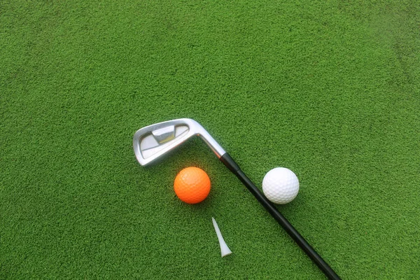 Golfbälle Und Golfschläger Sowie Ausrüstung Zum Golfspielen Auf Grünem Gras — Stockfoto