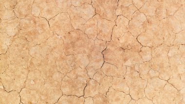 Zemin, kuraklık ve ölüm kavramına sahip arka plan veya grafik tasarımı için üst görünümde çatlaklar var..