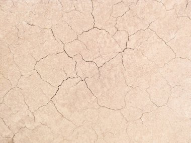 Zemin, kuraklık ve ölüm kavramına sahip arka plan veya grafik tasarımı için üst görünümde çatlaklar var..