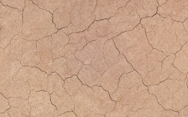 Zemin, kuraklık ve ölüm kavramına sahip arka plan veya grafik tasarımı için üst görünümde çatlaklar var..