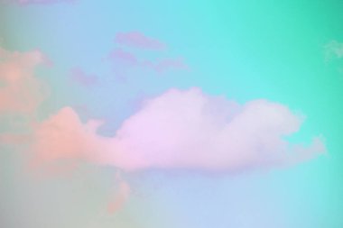 Güzel gökyüzü ve pastel tonlarda bulutlar. Grafik tasarımı veya duvar kağıdı için klasik tarzda yumuşak bir arkaplan. Romantik aşk kavramının renkli doğası.