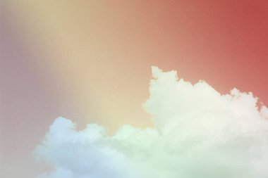 Güzel gökyüzü ve pastel tonlarda bulutlar. Grafik tasarımı veya duvar kağıdı için klasik tarzda yumuşak bir arkaplan. Romantik aşk kavramının renkli doğası.