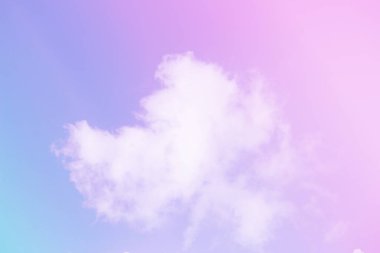 Gökyüzü ve bulutlar pastel tonlarda. Romantik aşk kavramında grafik tasarımı ya da duvar kağıdı için renkli doğal arkaplan