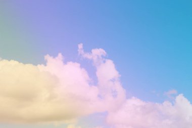 Güzel gökyüzü ve pastel tonlarda bulutlar. Grafik tasarımı veya duvar kağıdı için klasik tarzda yumuşak bir arkaplan. Romantik aşk kavramının renkli doğası.